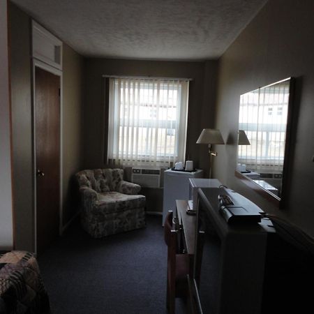 Hipwell'S Motel Fonthill Exterior photo