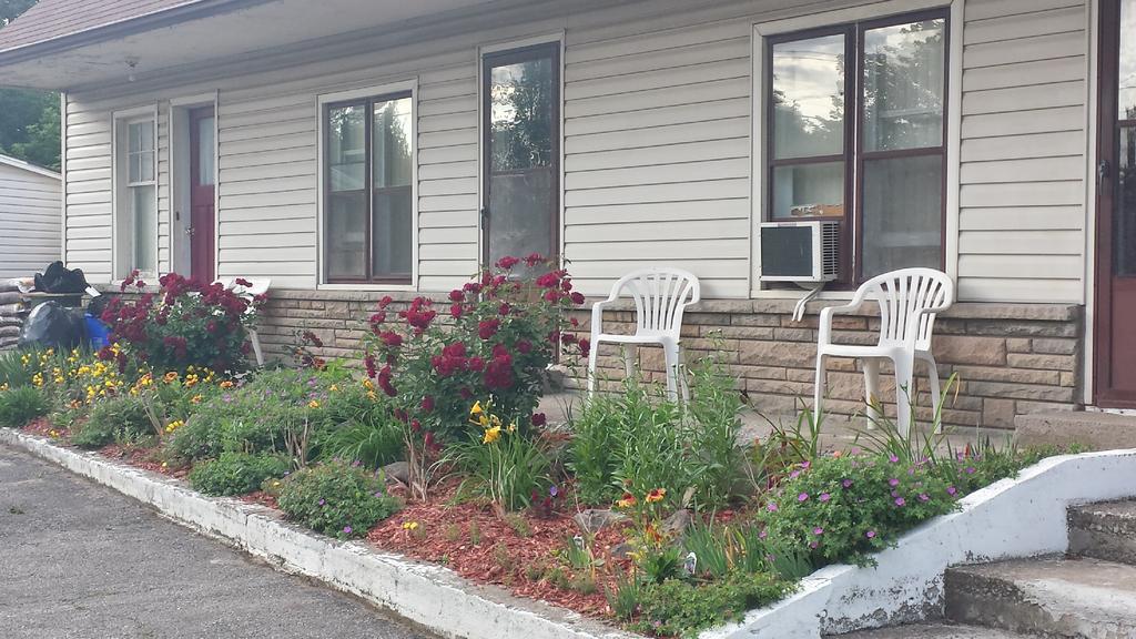 Hipwell'S Motel Fonthill Exterior photo