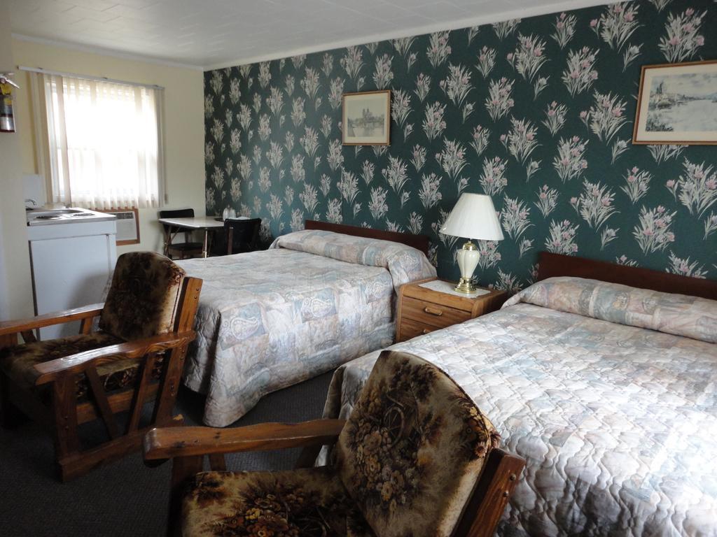 Hipwell'S Motel Fonthill Room photo