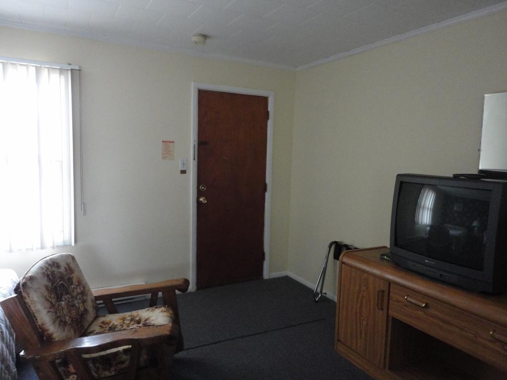 Hipwell'S Motel Fonthill Room photo