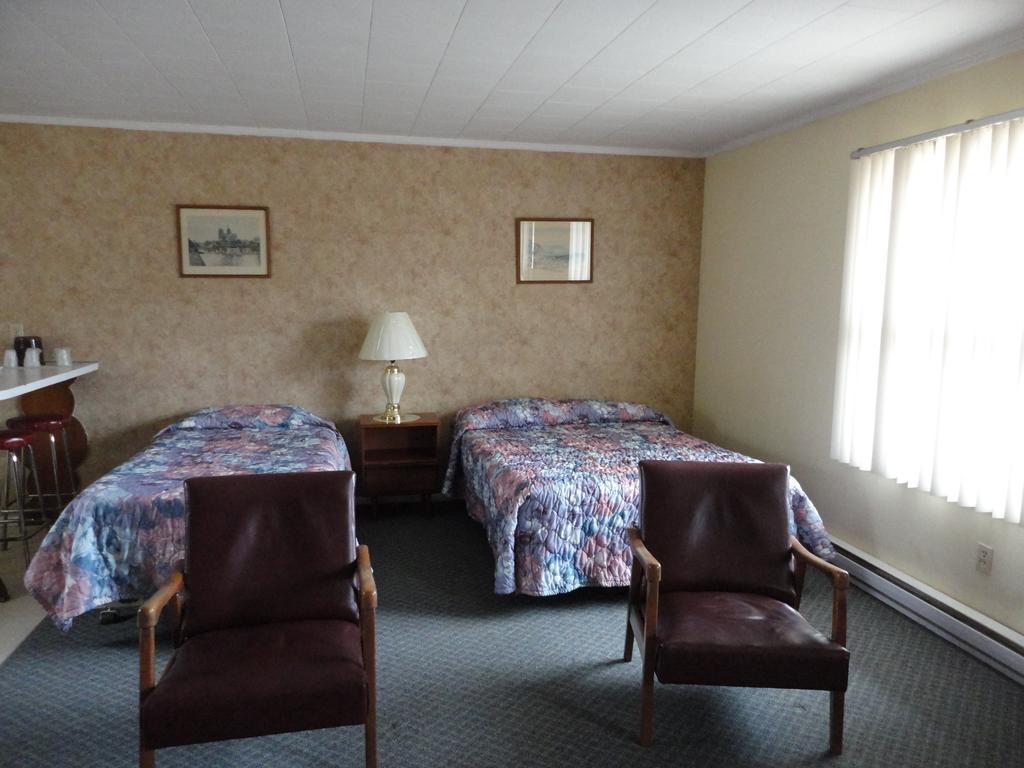 Hipwell'S Motel Fonthill Exterior photo