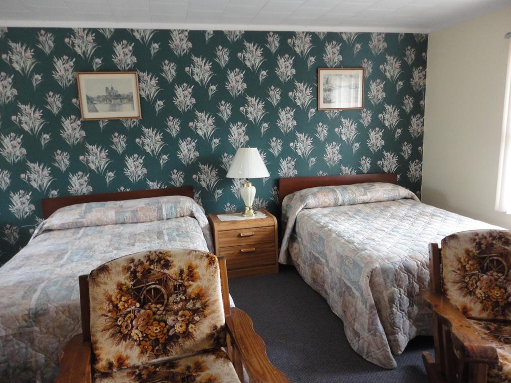 Hipwell'S Motel Fonthill Room photo