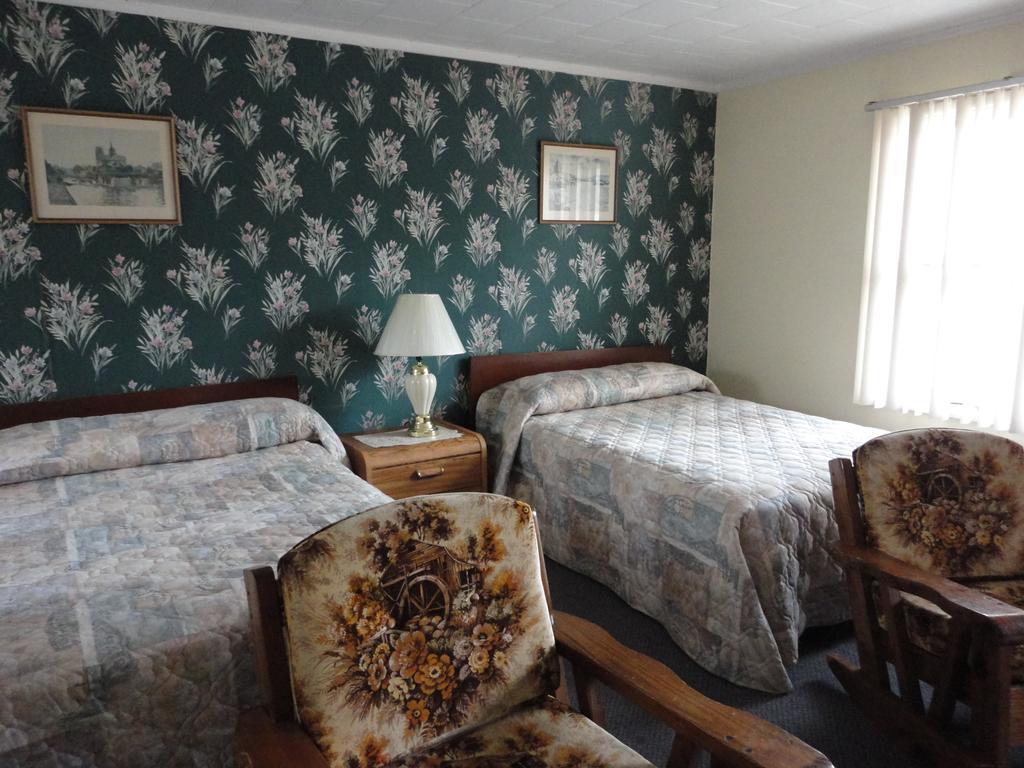 Hipwell'S Motel Fonthill Room photo