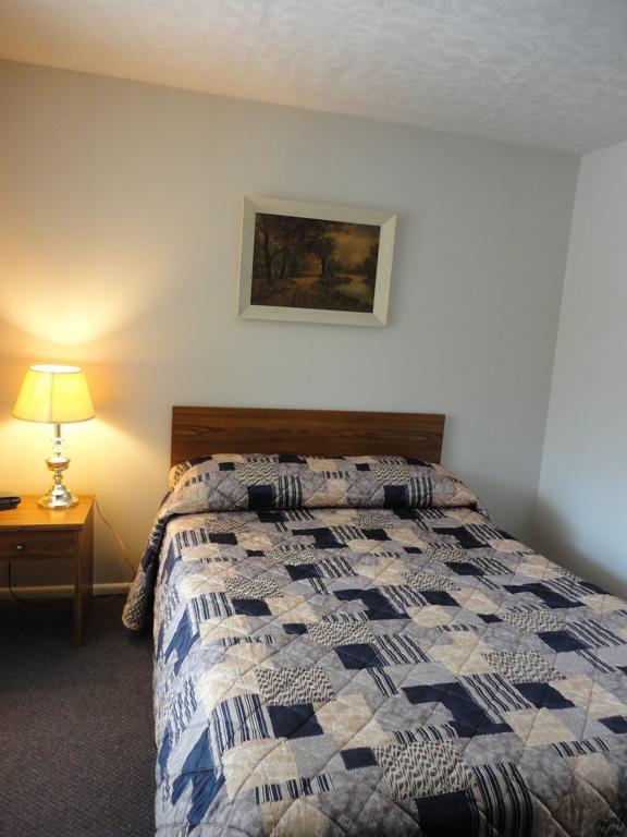 Hipwell'S Motel Fonthill Room photo