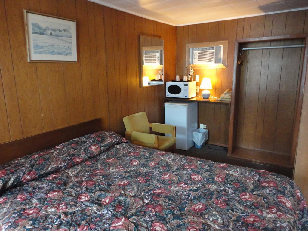 Hipwell'S Motel Fonthill Room photo