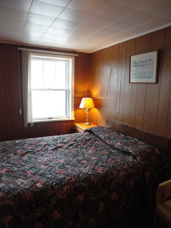 Hipwell'S Motel Fonthill Room photo