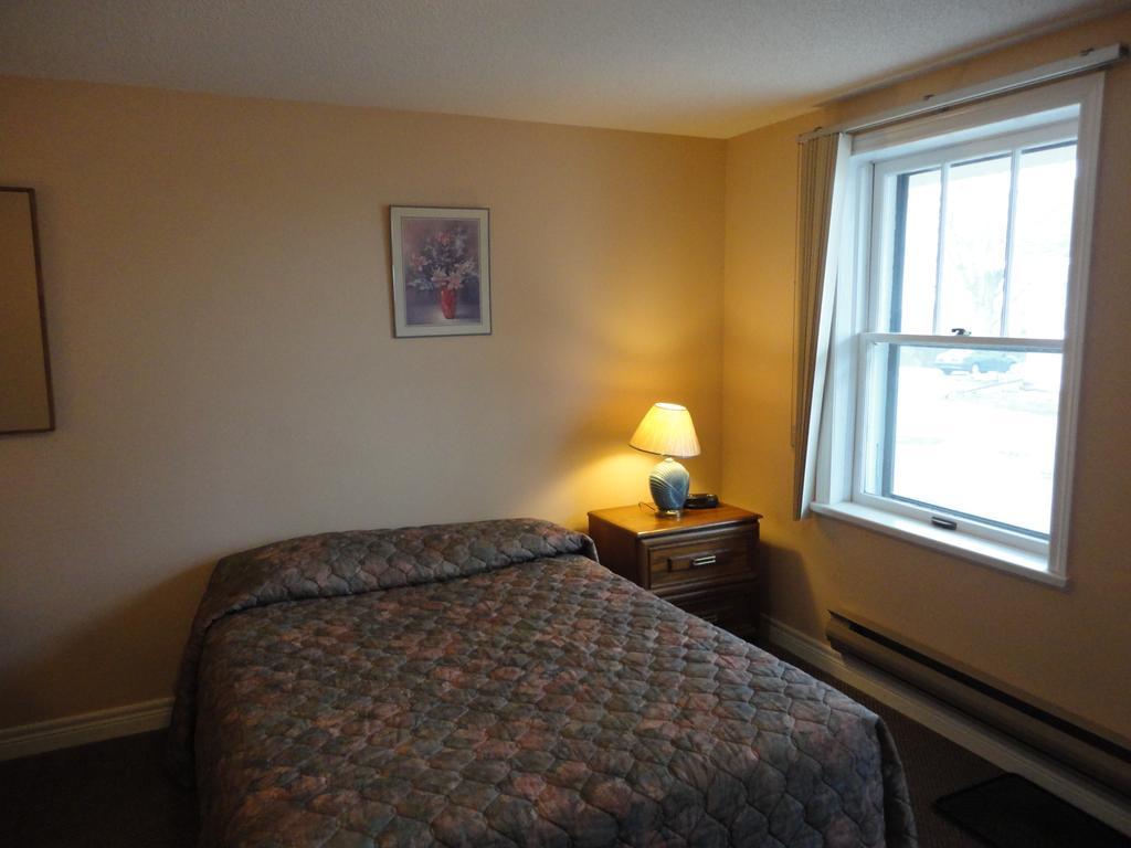 Hipwell'S Motel Fonthill Exterior photo