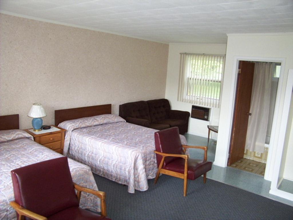Hipwell'S Motel Fonthill Exterior photo